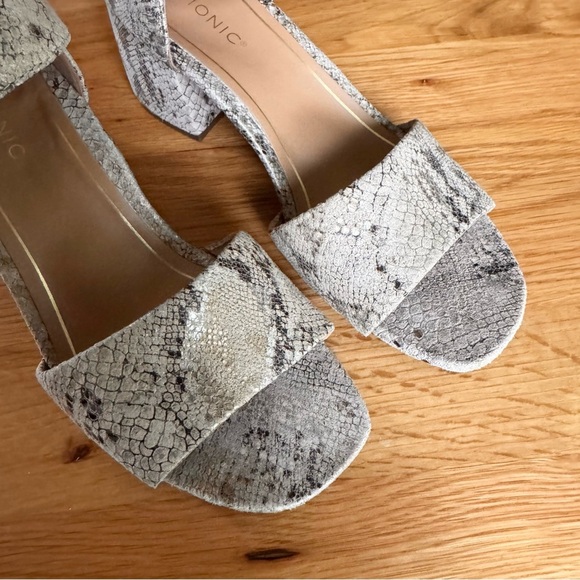 Vionic Chardonnay Heeled Sandal in "Oatmeal Leather Snake Print" Size 7.5 - Picture 9 of 16
